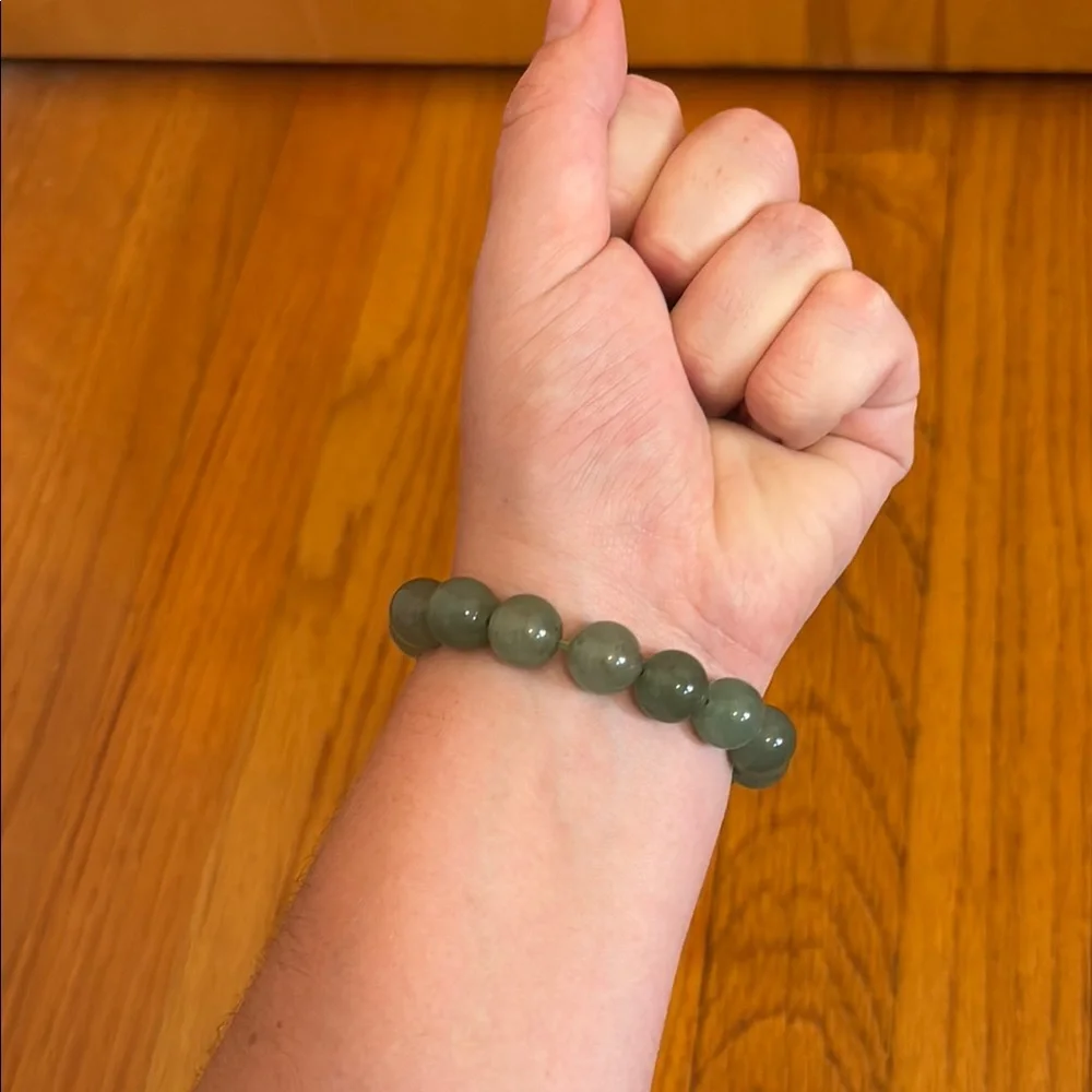 Jadeite Beaded Bracelet EUC - Picture 3 of 7